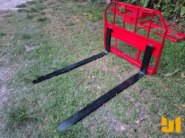 UNUSED 2025 B&M INDUSTRIAL 60 IN. FORKS W/ MAST