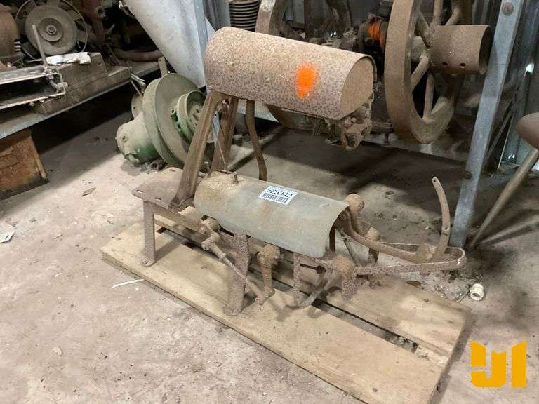 VINTAGE SEWING MACHINE