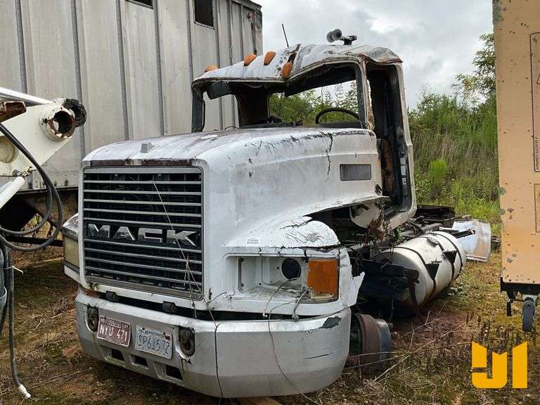 MACK TANDEM AXLE DAY CAB TRUCK TRACTOR