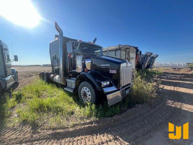 2006 KENWORTH T8 SERIES TANDEM AXLE SLEEPER TRUCK TRACTOR VIN: 1XKDDU9X46R134872