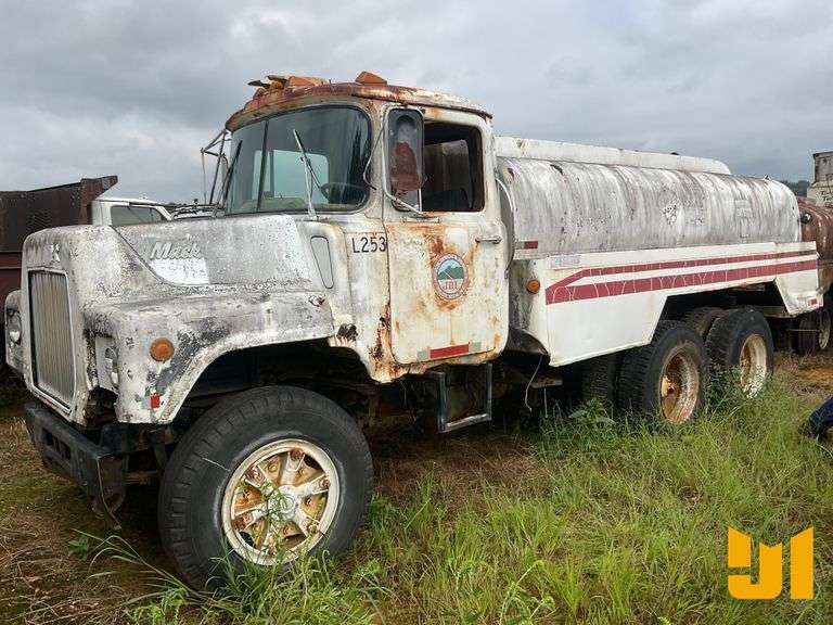MACK T/A SEWER/WATER/TANK TRUCK VIN: U685ST19472