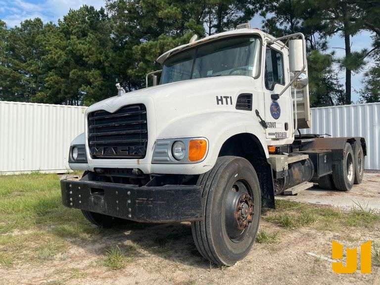 2004 MACK CV713 GRANITE TANDEM AXLE DAY CAB TRUCK TRACTOR VIN: 1M2AG11Y84M009243