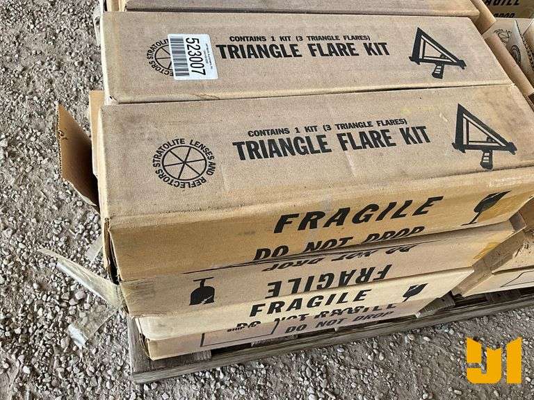UNUSED TRIANGLE FLARE KITS