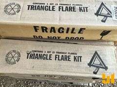 UNUSED TRIANGLE FLARE KITS