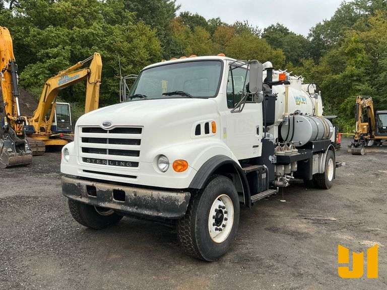 2001 STERLING TRUCK L7500 S/A VAC VIN: 2FZAA0AK51AF13774