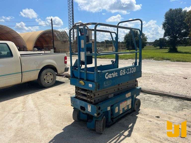 GENIE GS-1930 19' SCISSOR LIFT