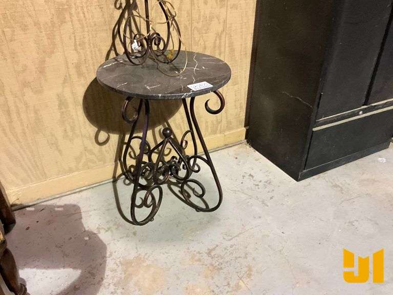 20” ROUND DECORATIVE TABLE WITH LAMP