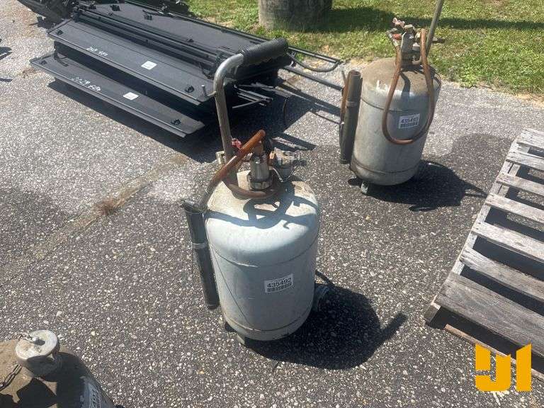 ROUGHNECK AIR OPERATED OIL DISPENSER