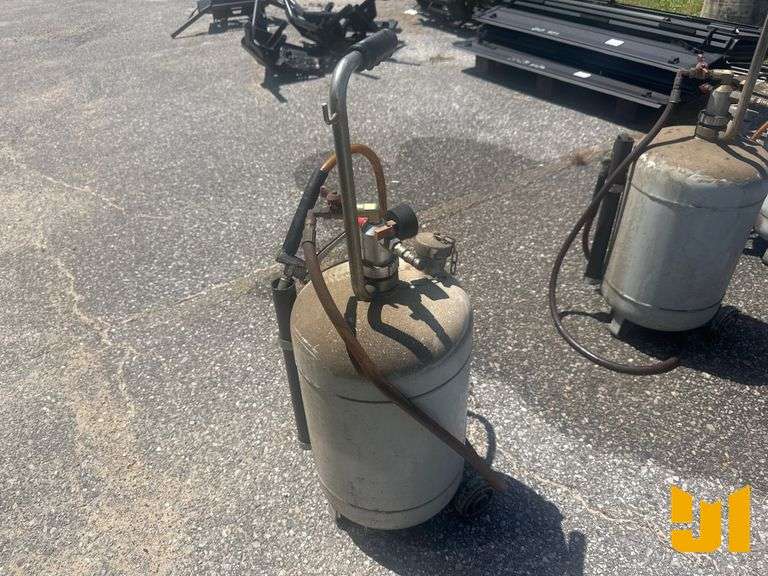 ROUGHNECK AIR OPERATED OIL DISPENSER
