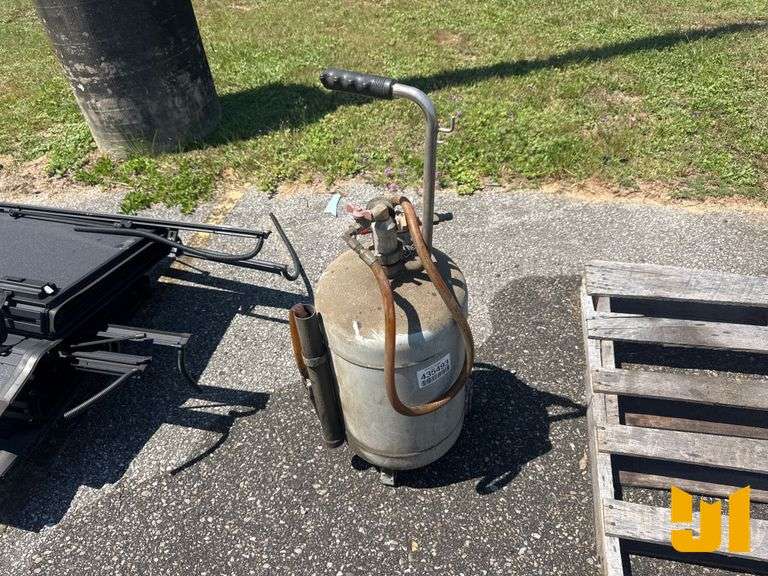 ROUGHNECK AIR OPERATED OIL DISPENSER