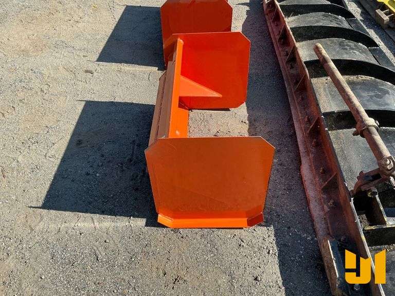 UNUSED KC 36" MINI UNIVERSAL ATTACH SNOW PUSHER