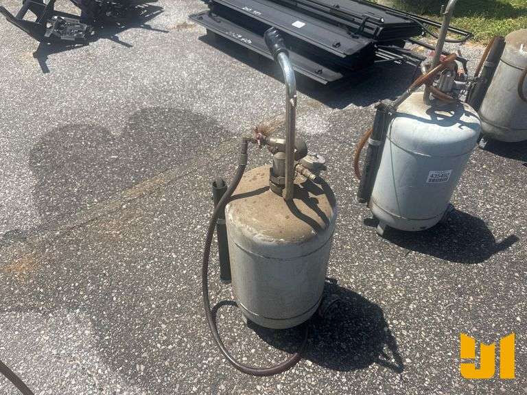 ROUGHNECK AIR OPERATED OIL DISPENSER