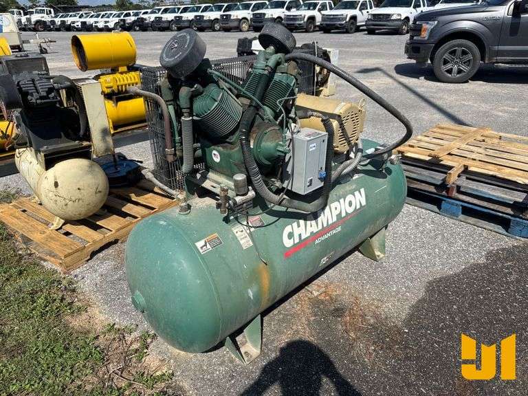 CHAMPION HR10-12 STATIONARY AIR COMPRESSOR SN: D153589