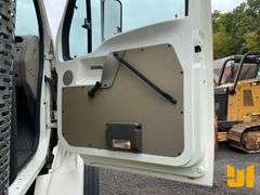 2001 STERLING TRUCK L7500 S/A VAC VIN: 2FZAA0AK51AF13774