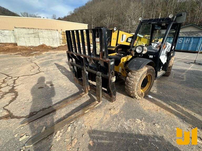 2017 CATERPILLAR TH255C 5500 LB TELESCOPIC FORKLIFT SN: JK201244