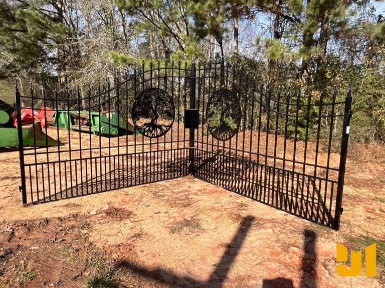 DECORATIVE GATE WITH TREE