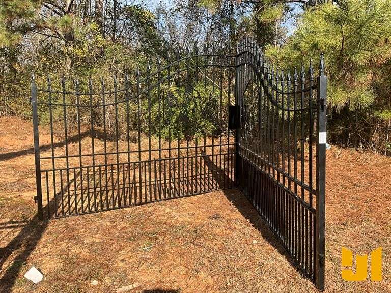 DECORATIVE GATE WITH HORSE