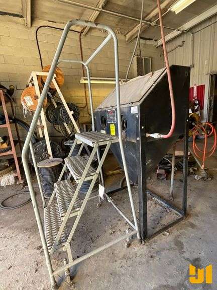 SANDBLASTER & ROLL-AROUND STAIRWAY