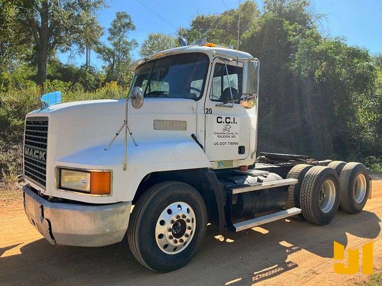2000 MACK CH613 TANDEM AXLE DAY CAB TRUCK TRACTOR VIN: 1M1AA13Y4YW117517