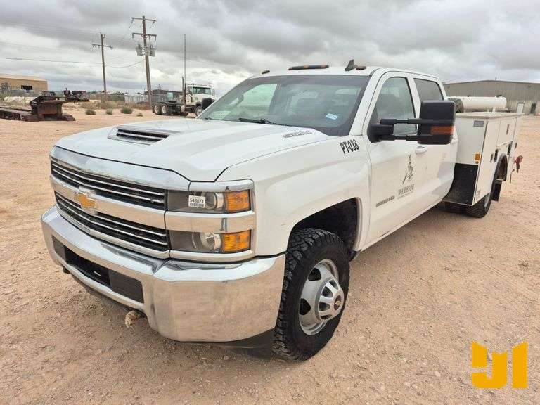 2018 CHEVROLET 3500HD CREW CAB 4X4 UTILITY TRUCK VIN: 1GB4KZCYXJF291207
