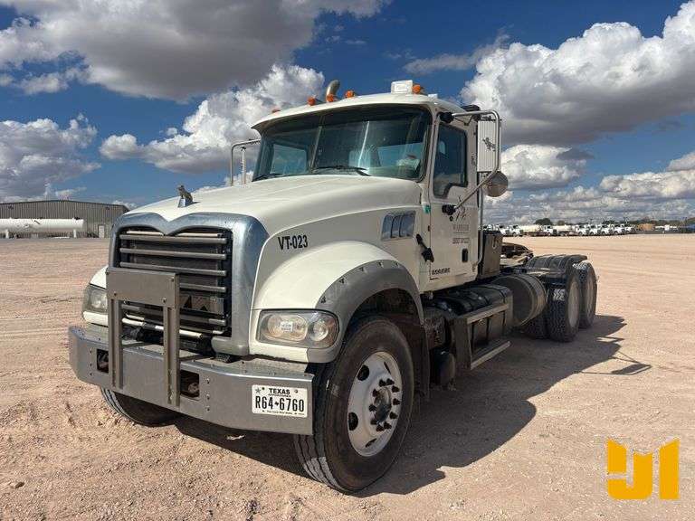 2013 MACK GU713 TANDEM AXLE DAY CAB TRUCK TRACTOR VIN: 1M1AX09Y2DM017597