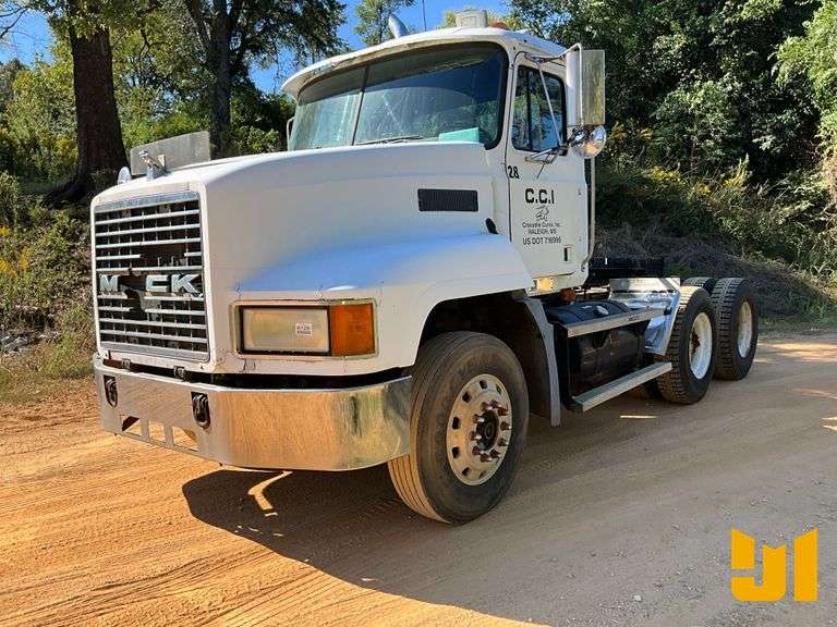 2000 MACK CH 613 TANDEM AXLE DAY CAB TRUCK TRACTOR VIN: 1M1AA13Y7YW126342