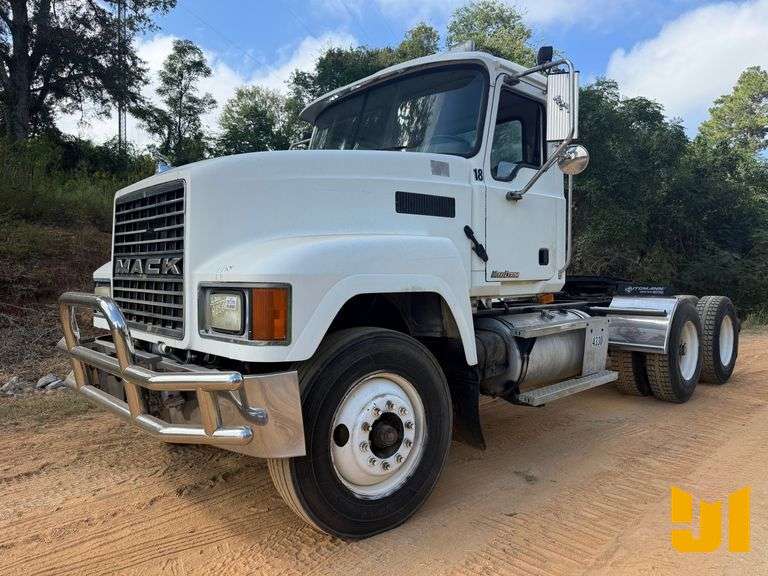 2004 MACK CH613 TANDEM AXLE DAY CAB TRUCK TRACTOR VIN: 1M1AA13Y54N157430