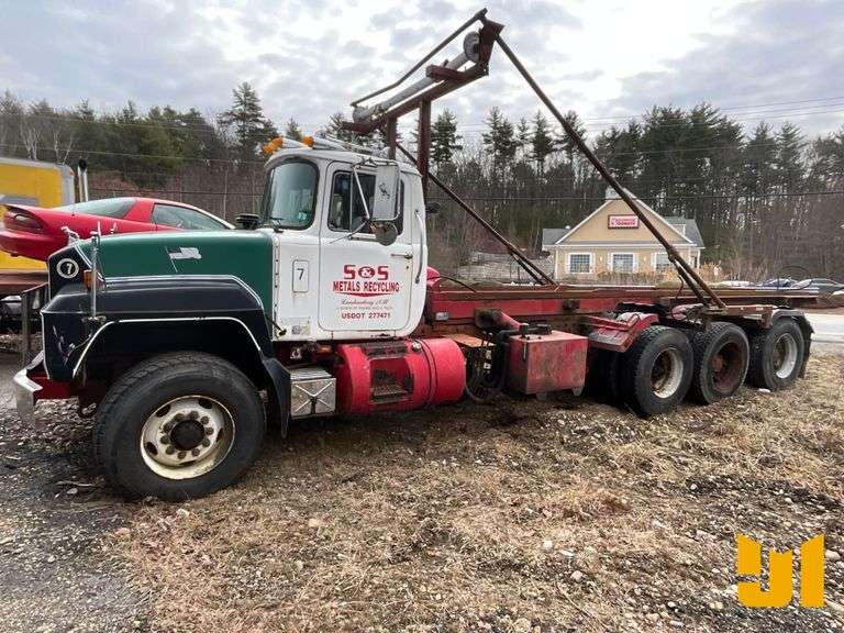 1998 MACK RD TRI ROLL OFF TRUCK VIN: 1M2P267C2WM038810