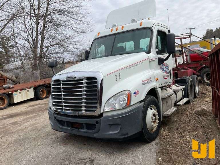 2011 FREIGHTLINER TANDEM AXLE DAY CAB TRUCK TRACTOR VIN: 1FUUGEDV2CLBE4744