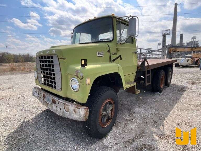 1975 FORD TANDEM AXLE FLATBED TRUCK VIN: S81FVX25155