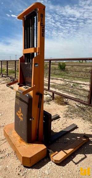 BIG JOE 2024-T12 2000 LB ELECTRIC LIFT STADDLE STACKER SN: 325674