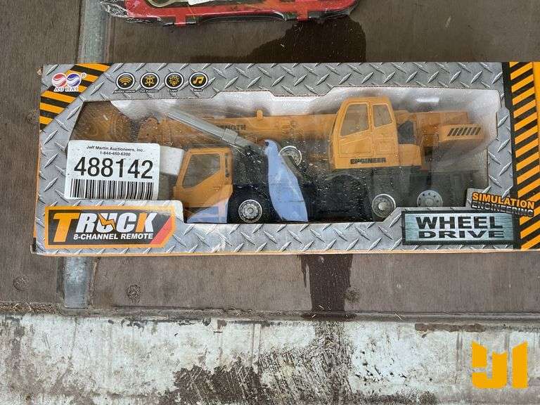 UNUSED FUTURE TOY CRANE TRUCK W/8 CHANNEL REMOTE