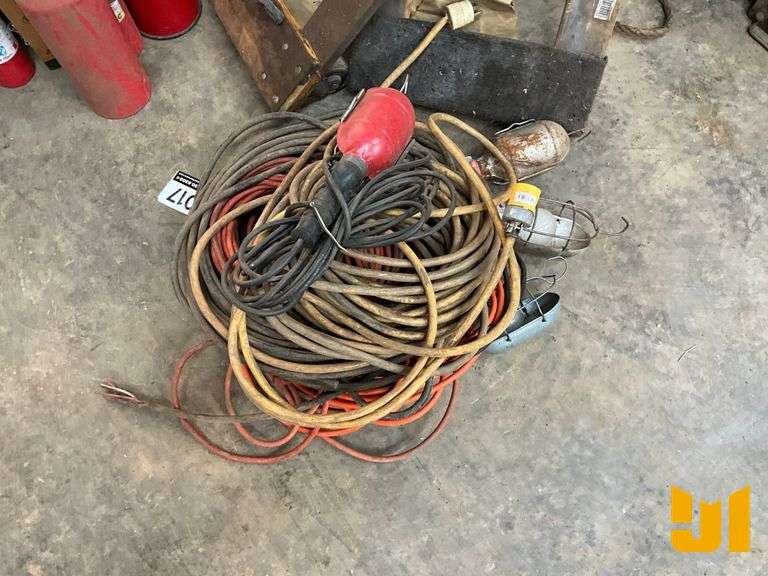 QTY OF CORDED SHOP LIGHTS & EXTENSION CORDS
