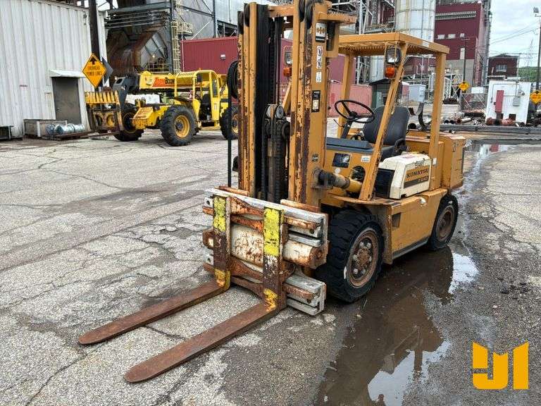 KOMATSU FG40ZT-4 5570 LBS PNEUMATIC TIRE FORKLIFT SN: 110744A