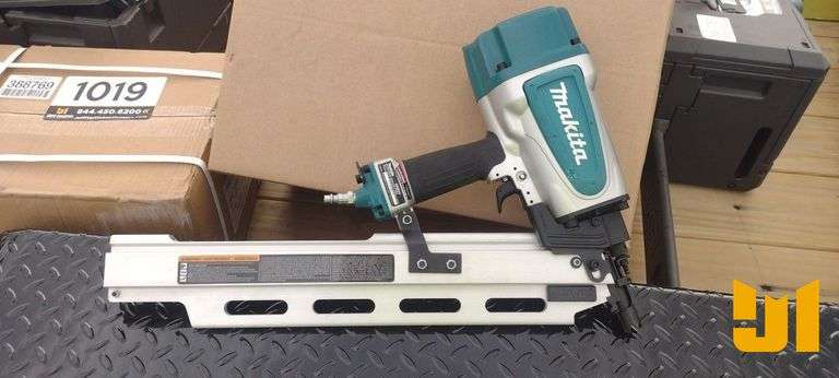 MAKITA AN924 NAIL GUN