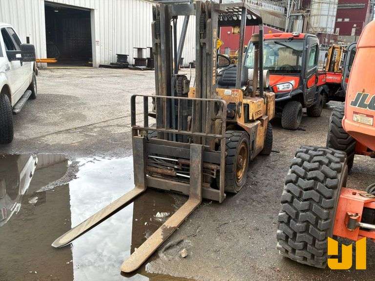HYSTER 60 6000 PNEUMATIC TIRE FORKLIFT SN: A177B35281K
