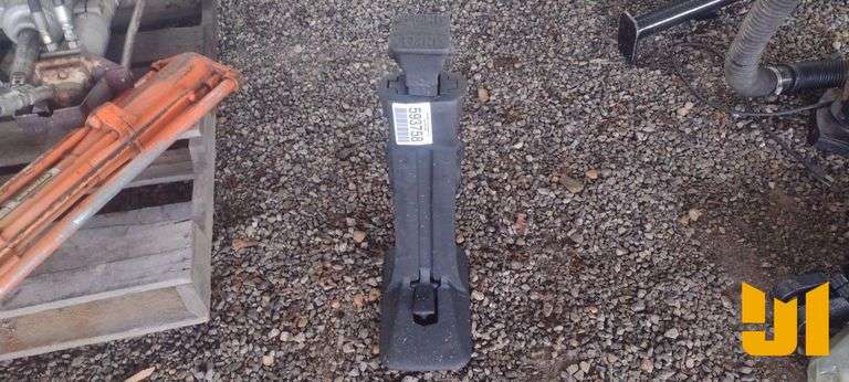 EQUIPMENT JACK