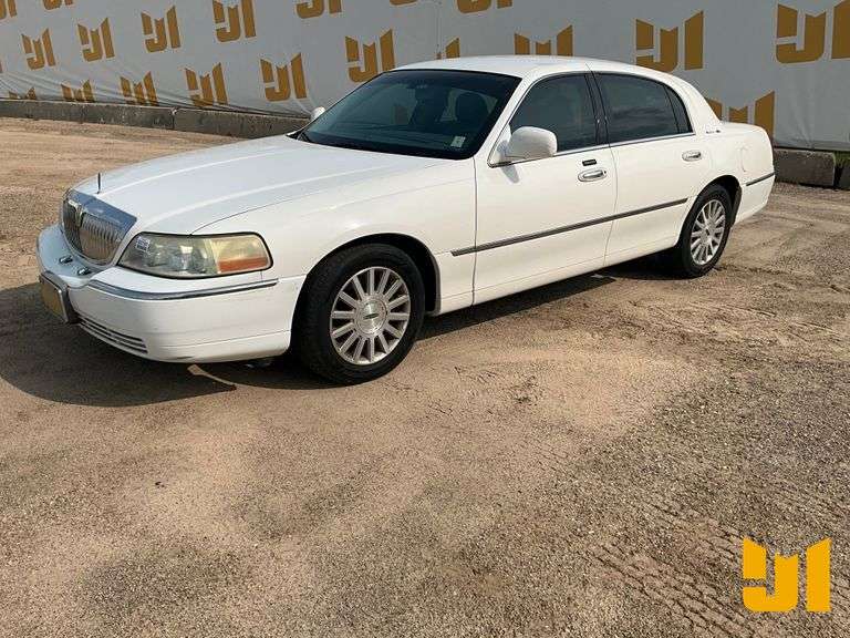 2004 LINCOLN TOWN CAR SIGNATURE VIN: 1LNHM81W04Y607186 RWD