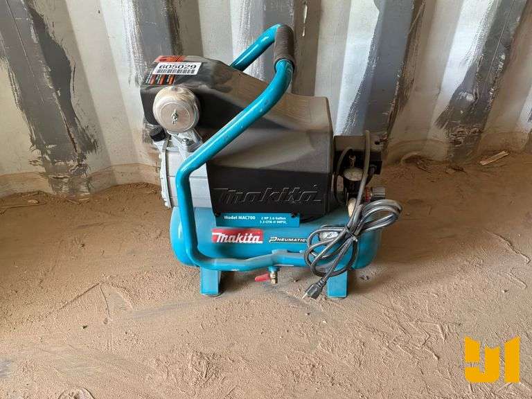 UNUSED MAKITA MAC700 PORTABLE AIR COMPRESSOR