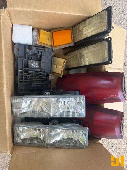 1995 CHEVROLET GMT400 HEADLIGHTS, TAILLIGHTS, MARKER LIGHTS, & HEADLIGHT ASSEMBLY