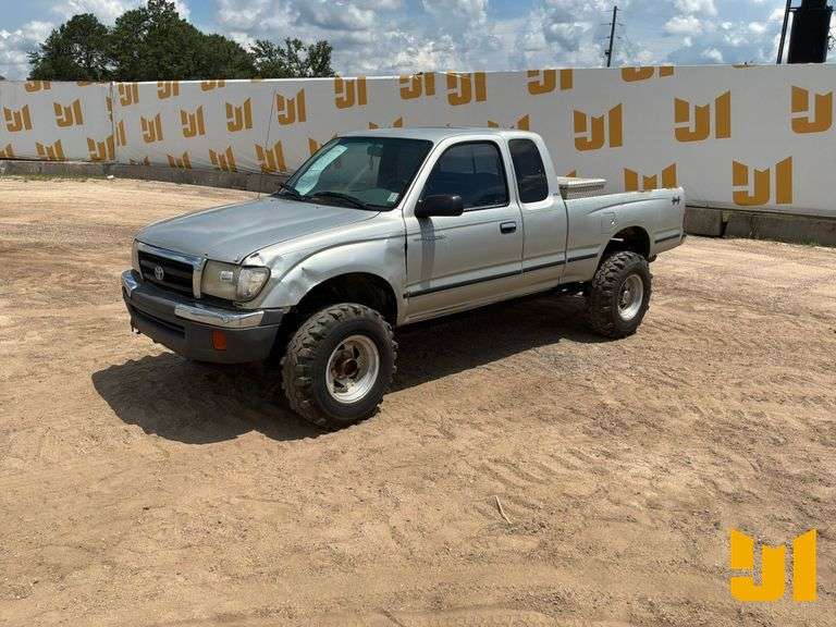 2000 TOYOTA TACOMA EXTENDED CAB 4X4 PICKUP VIN: 4TAWN72N4YZ625985