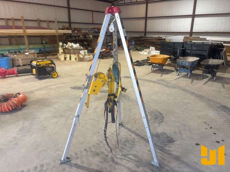 VEVOR CONFINED SPACE TRI-POD KIT
