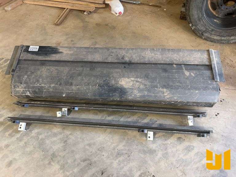 USED RETRACTABLE TRUCK BED COVER