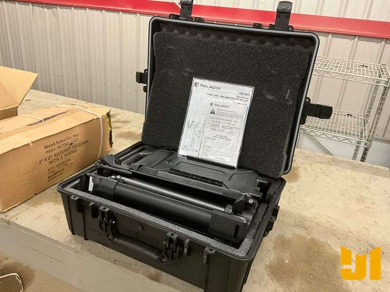 UNUSED PALADIN CLU10K 10000 LUMEN TRIPOD STAND LIGHT