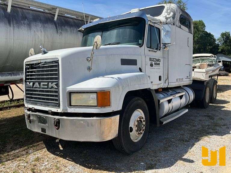 2000 MACK CH613 TANDEM AXLE TRUCK TRACTOR VIN: 1M1AA18Y4YW127487