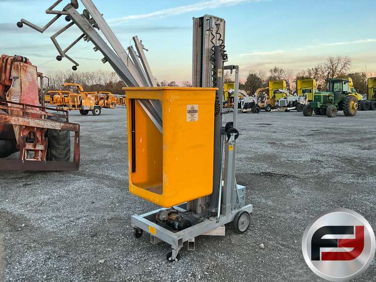 GENIE GENIE PERSONAL LIFT SN: 14859406S SINGLE MAN