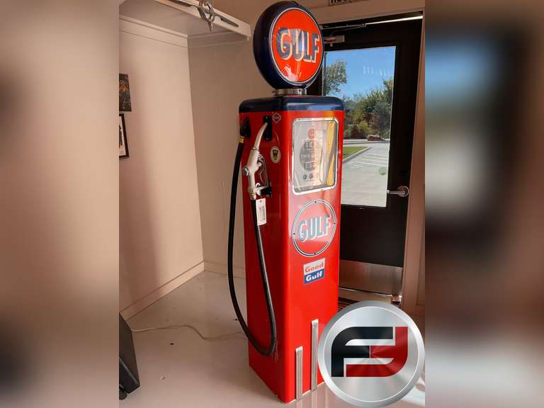 GULF REPLICA GAS PUMP WITH GLOBE
