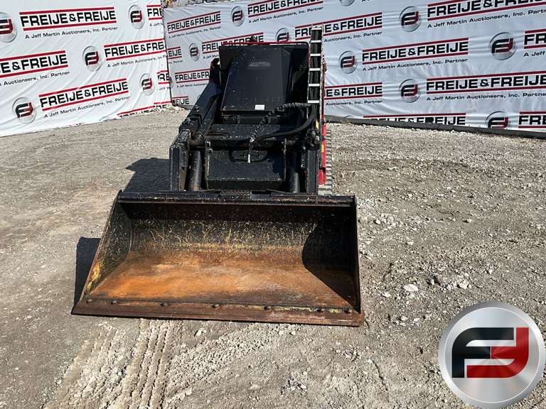 TORO TXL2000 STAND ON MULTI TERRAIN LOADER SN: 404455832