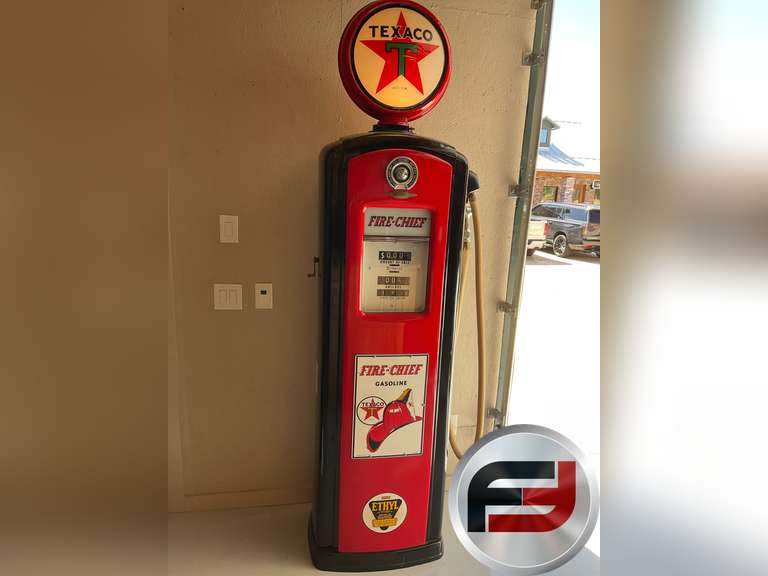 TEXACO FIRE CHIEF BENNETT MODEL 646 GAS PUMP WITH GLOBE