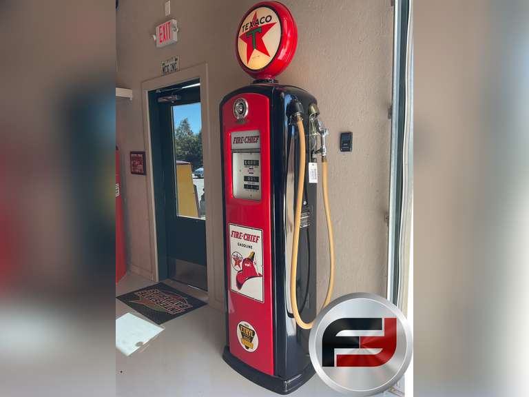 TEXACO FIRE CHIEF BENNETT MODEL 646 GAS PUMP WITH GLOBE
